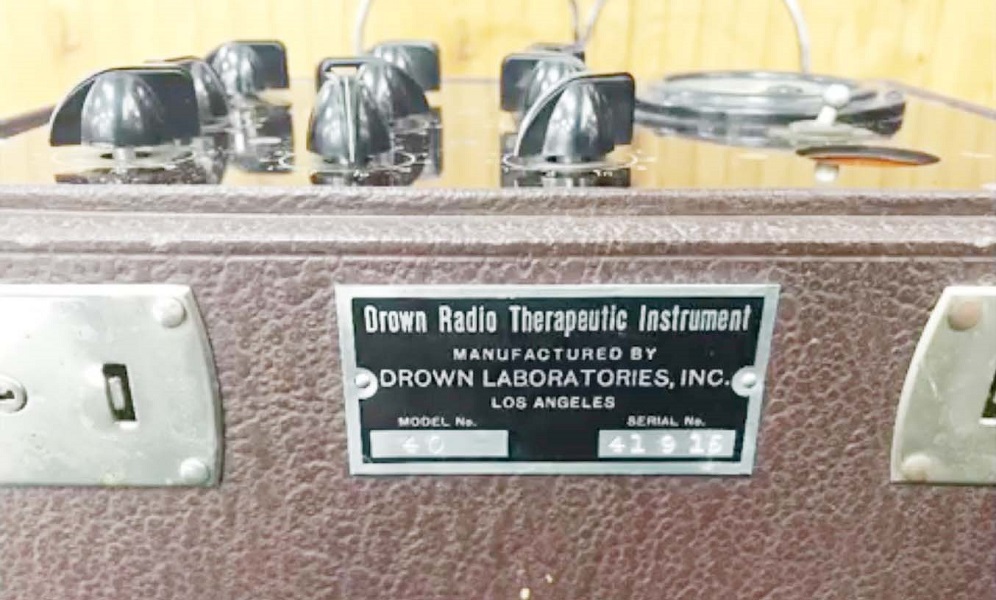 Targhetta di uno strumento Drown: «Drown Radio Therapeutic Instrument, manufactured by Drown Laboratories, Inc., Los Angeles», con numero di modello e di serie